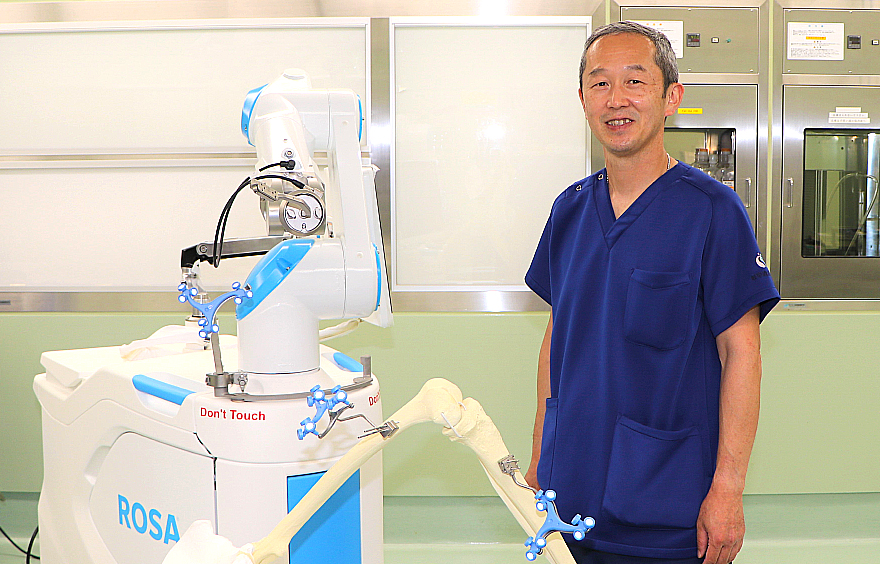 松本医師と手術支援用ロボット「ROSA」